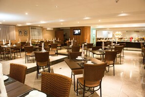 Lunch, dinner served; international cuisine, al fresco dining  - Planalto Bittar Hotel e Eventos (Brasília)