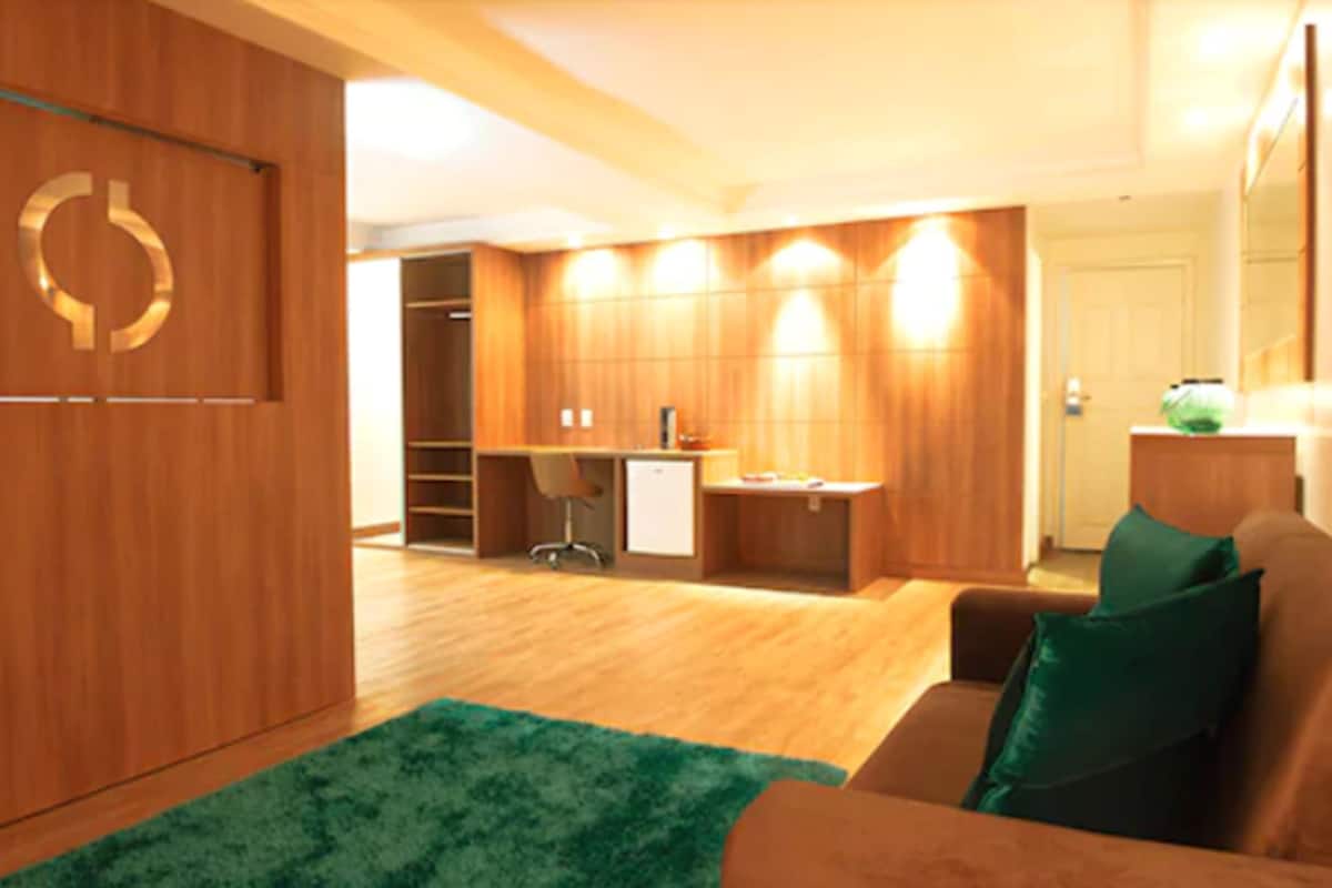 Minibar, caja de seguridad en la habitación y escritorio