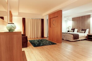 Suite de lujo | Minibar, caja de seguridad en la habitación y escritorio 