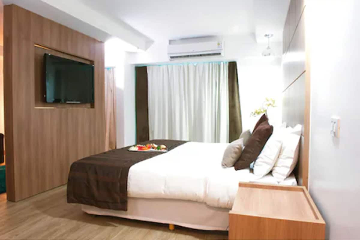 Minibar, caja de seguridad en la habitación y escritorio