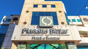 Exterior del hotel Planalto Bitar & Events, con un logotipo destacado, amplias ventanas y un diseño arquitectónico moderno.