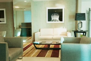 32-inch LCD TV with digital channels, TV - Planalto Bittar Hotel e Eventos (Brasília)