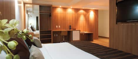 Luxury Suite | Minibar, in-room safe, desk, blackout drapes