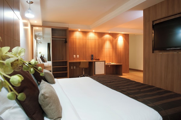 Luxury Suite | Minibar, in-room safe, desk, blackout drapes