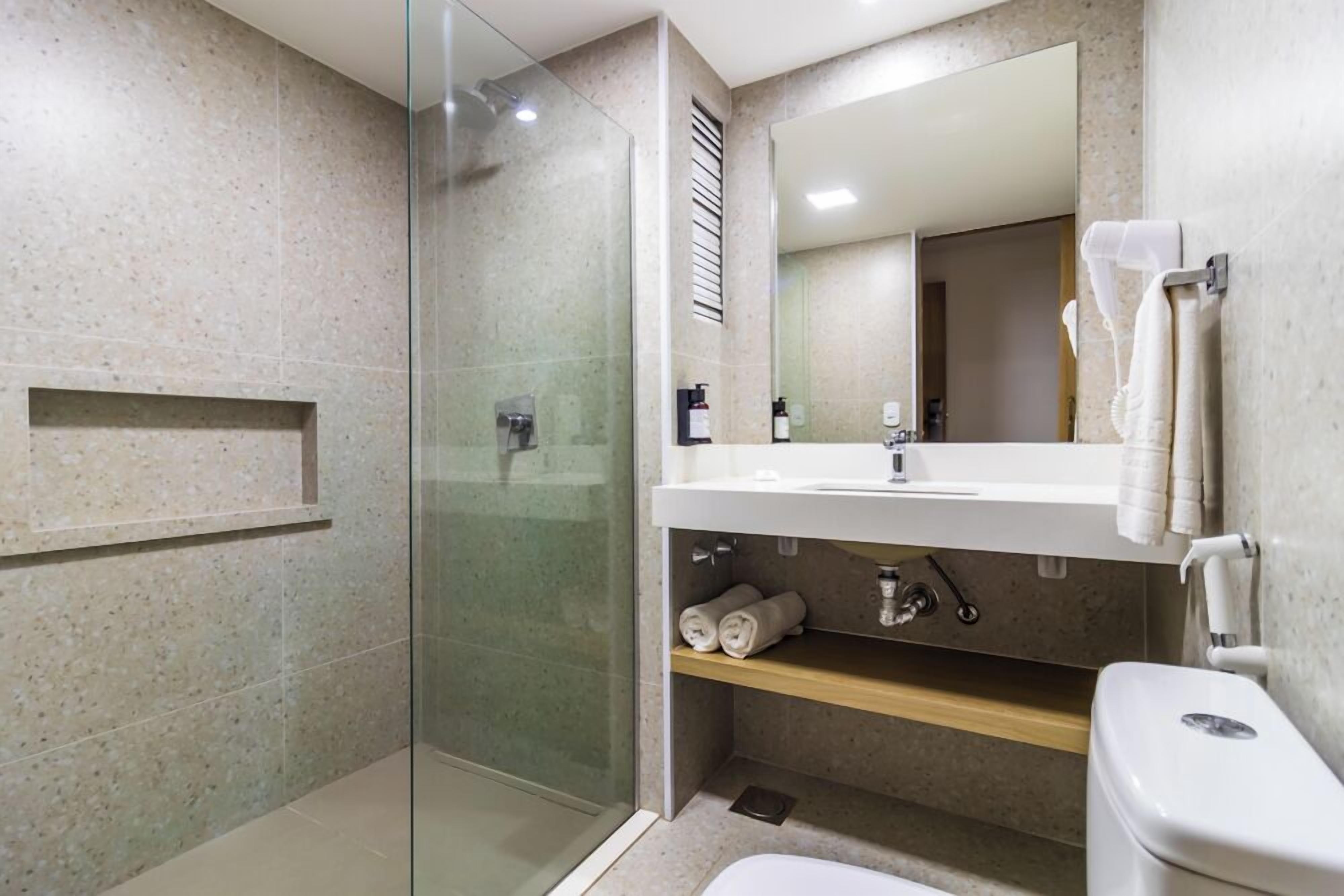 Quarto triplo superluxo | Banheiro | Chuveiro, produtos de toalete grátis, secador de cabelo 
