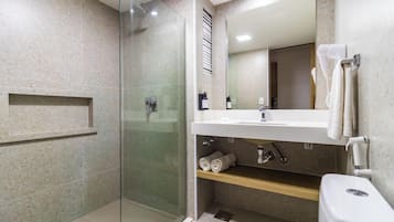 Quarto triplo superluxo | Banheiro | Chuveiro, produtos de toalete grátis, secador de cabelo