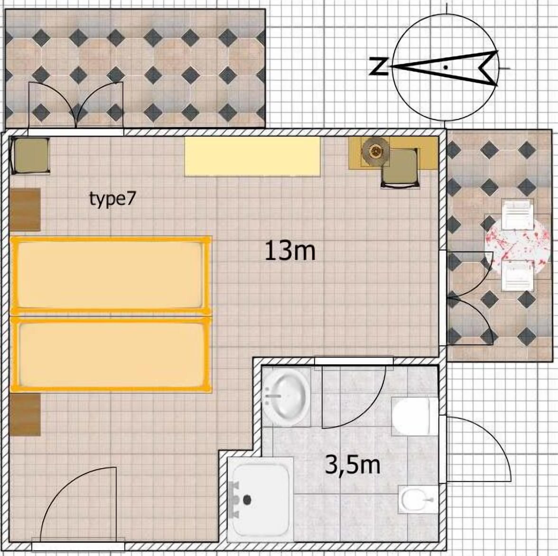 Planta baixa de um quarto de hotel com 13 metros de comprimento, 3,5 metros de largura, e que inclui uma casa de banho e um quarto tipo 7.