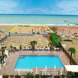 Plage, cabines gratuites, chaises longues, parasols