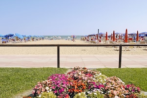 Playa privada, arena blanca, sillas reclinables de playa, sombrillas