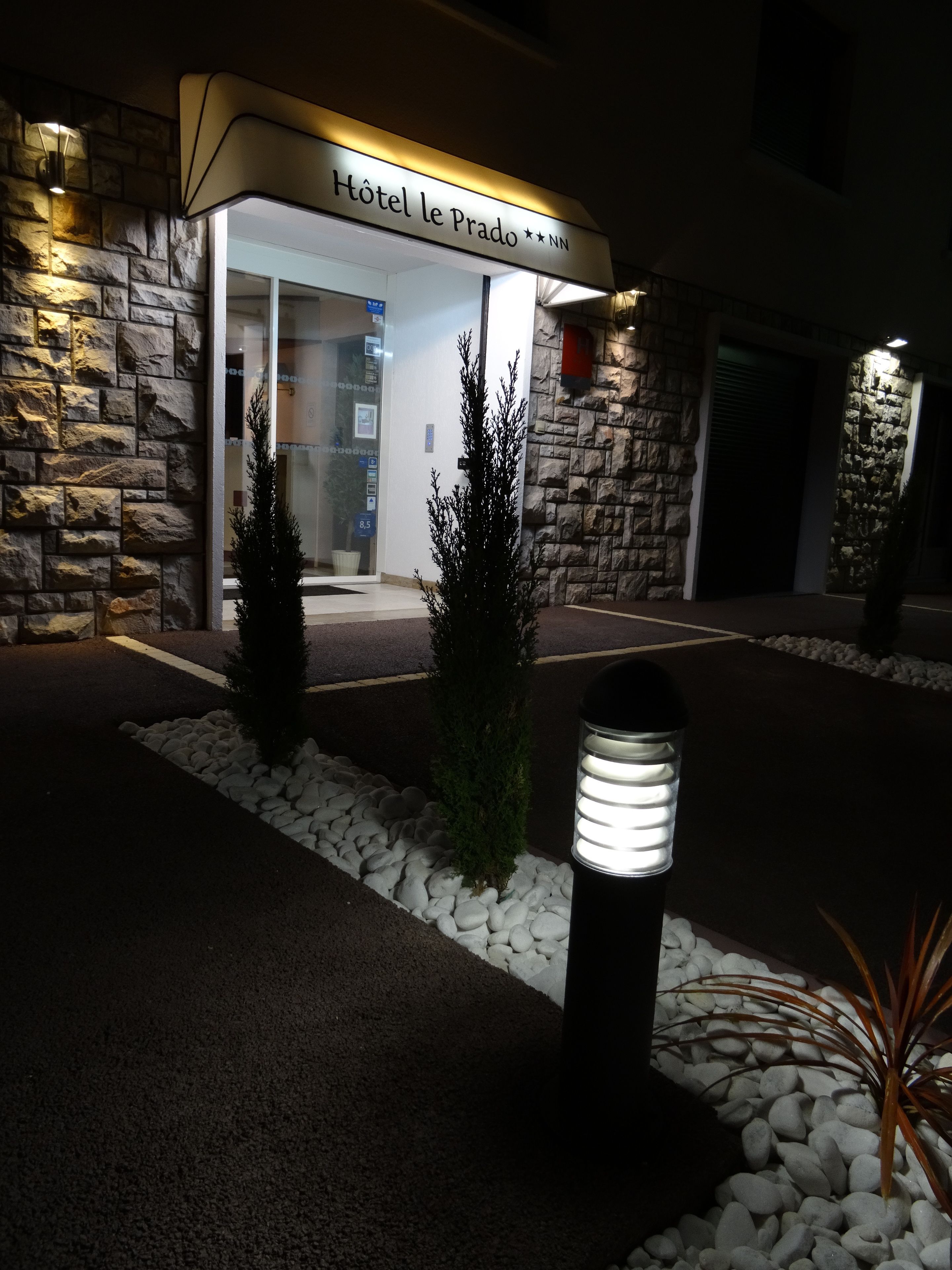 Voorkant accommodatie - avond/nacht