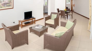 Two Bedroom Apartment | Oppholdsområde | En 32-tommers LED-TV med kabel-kanaler