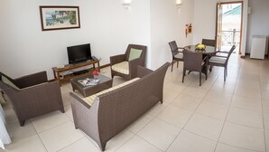 One Bedroom Twin Bed Apartment | 起居區