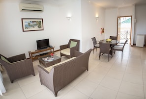 One Bedroom Twin Bed Apartment | Περιοχή καθιστικού | Τηλεόραση LED 32 ιντσών με καλωδιακά κανάλια