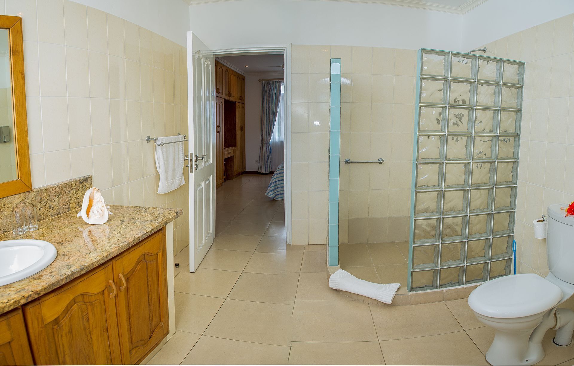 Un baño con ducha, inodoro y lavamanos.