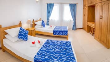 One Bedroom Twin Bed Apartment | 1 soverom, minibar, safe på rommet og individuelt dekorert