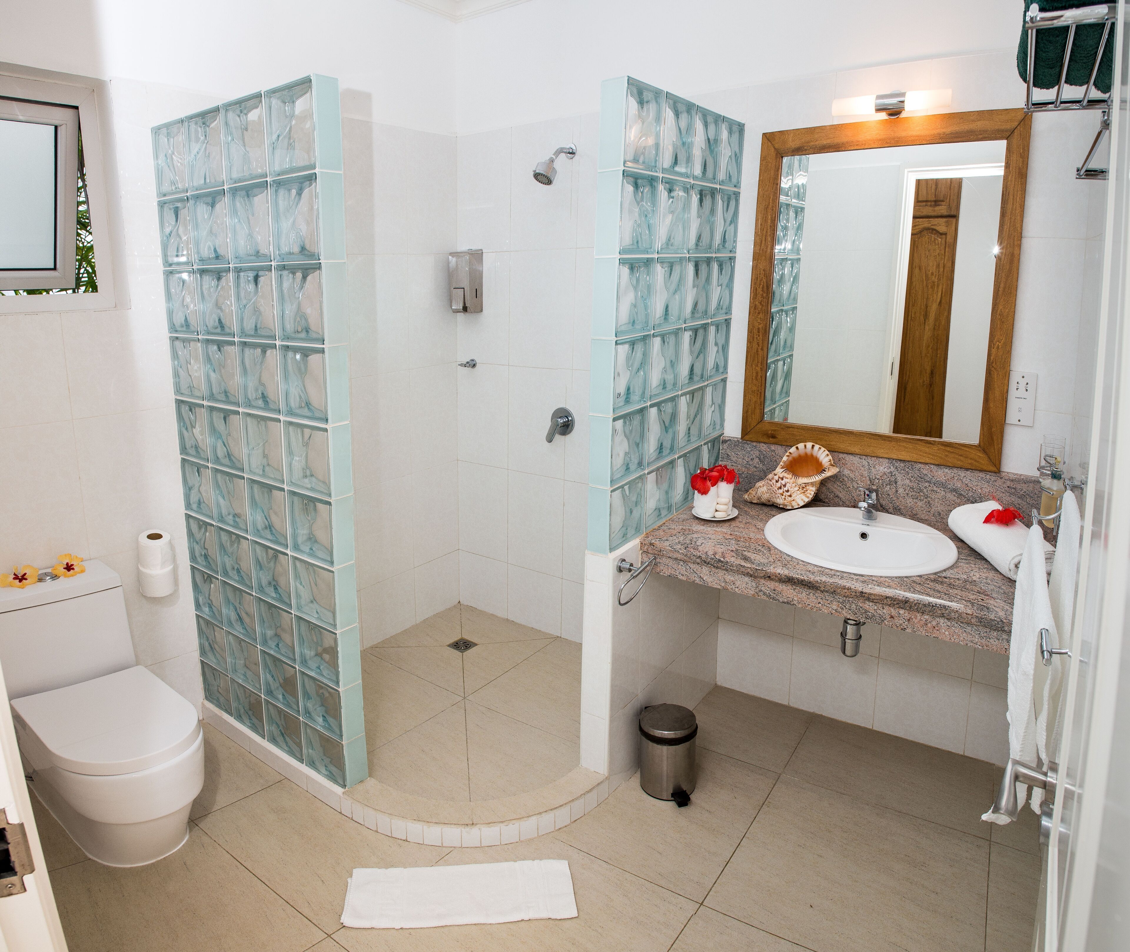 Family Room | Bathroom | Shower, rainfall showerhead, towels