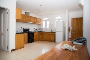 Three Bedroom Apartment | Cozinha privada | Cafeteira/chaleira, chaleira elétrica