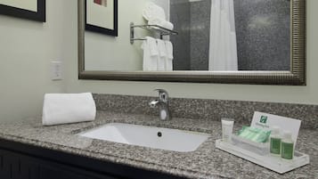 Combined shower/tub, free toiletries, hair dryer, towels