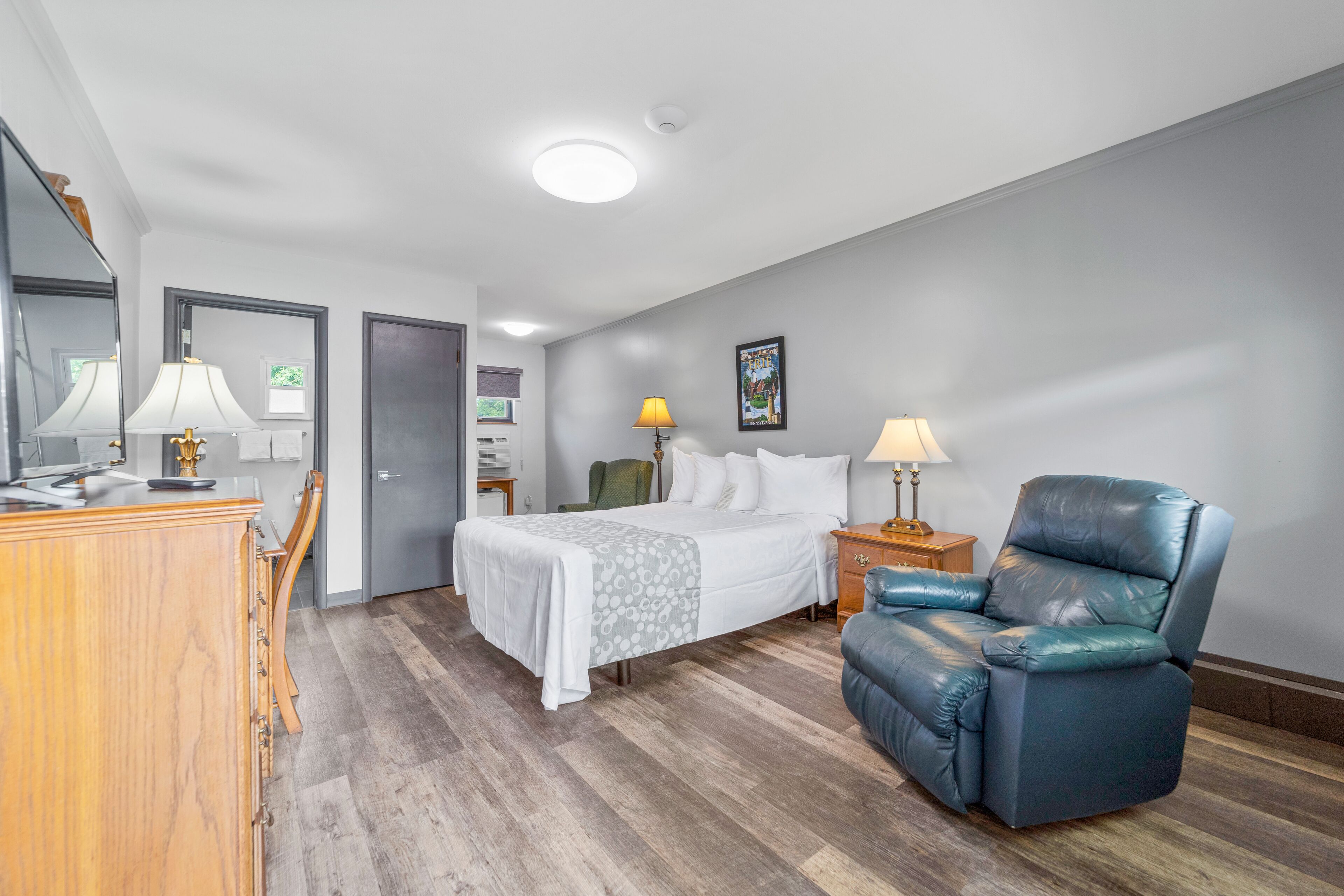 standard room, 1 queen bed | 1 bedroom, blackout curtains, iron/ironing board, free wifi