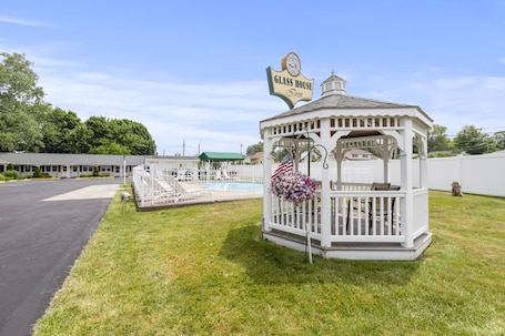 Gazebo. Glass House Inn Erie Near I-90 & I-79
