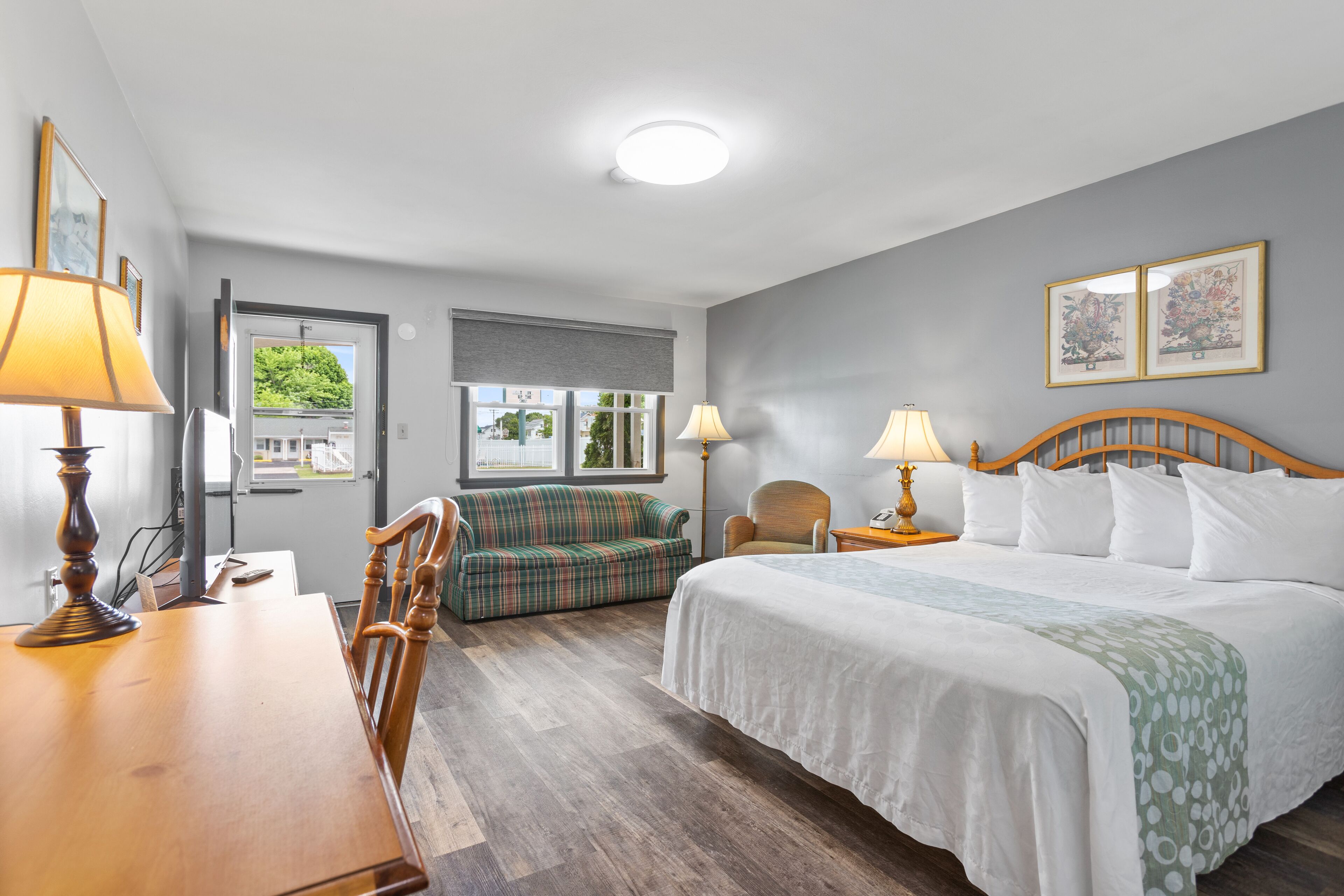 deluxe room, 1 queen bed | 1 bedroom, blackout curtains, iron/ironing board, free wifi