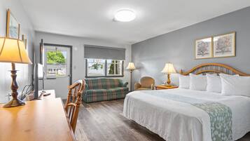 Deluxe Room, 1 Queen Bed | Blackout drapes, iron/ironing board, free WiFi, bed sheets