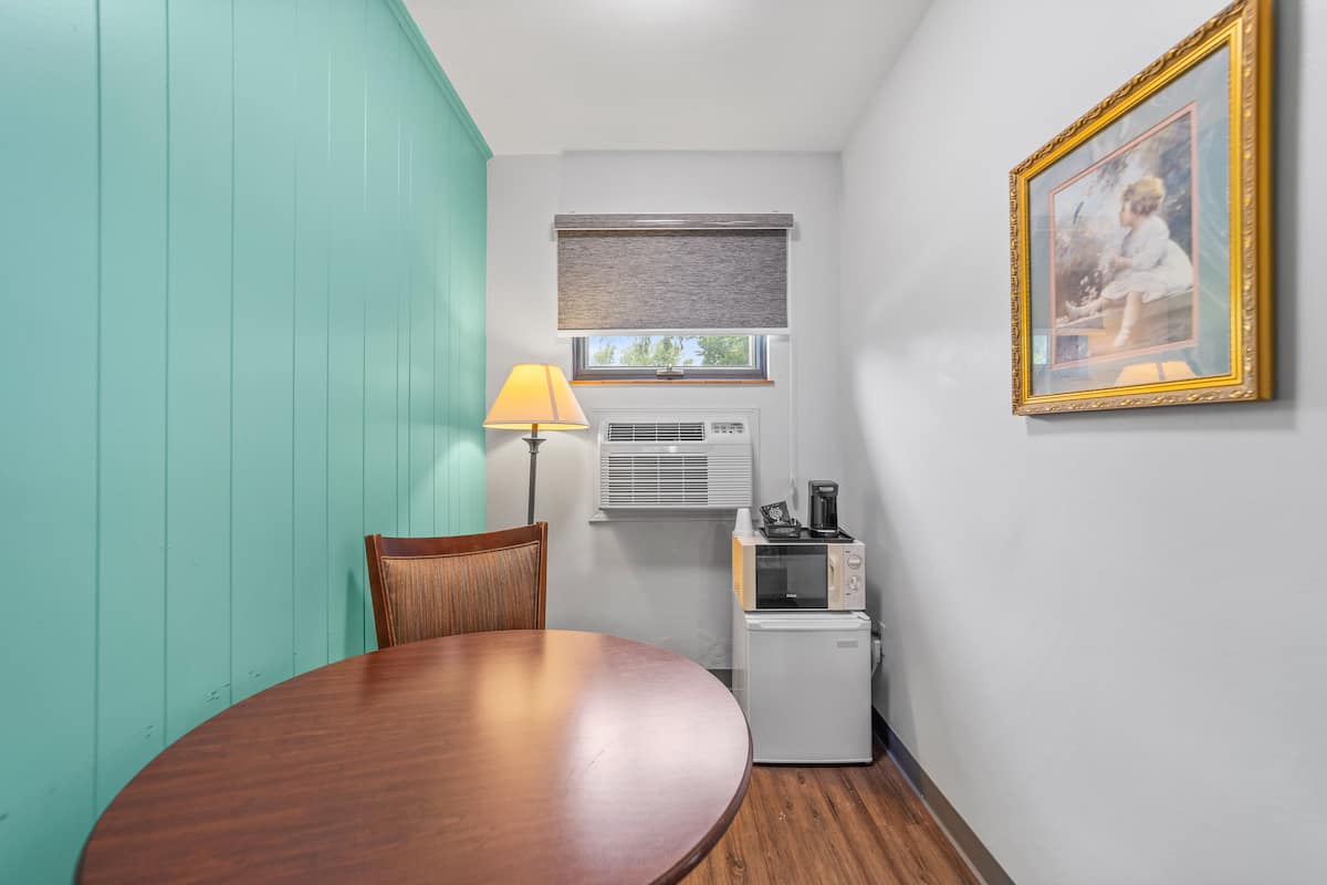 standard room, 2 double beds | in-room dining