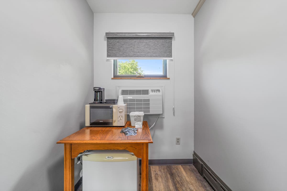 standard room, 1 queen bed | 1 bedroom, blackout curtains, iron/ironing board, free wifi