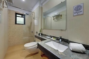 Suite | Bathroom | Free toiletries, hair dryer, bathrobes, towels - The Caliph Hotel (Mumbai)