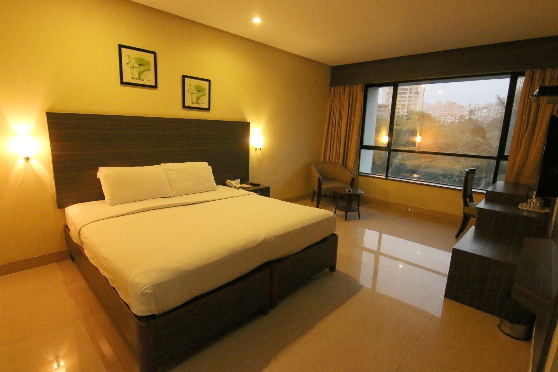 Deluxe-huone | Select Comfort -patjalliset sängyt, tallelokero huoneessa