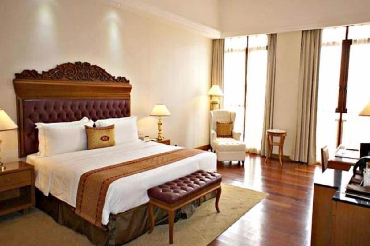 Frigobar, cofres nos quartos, escrivaninha