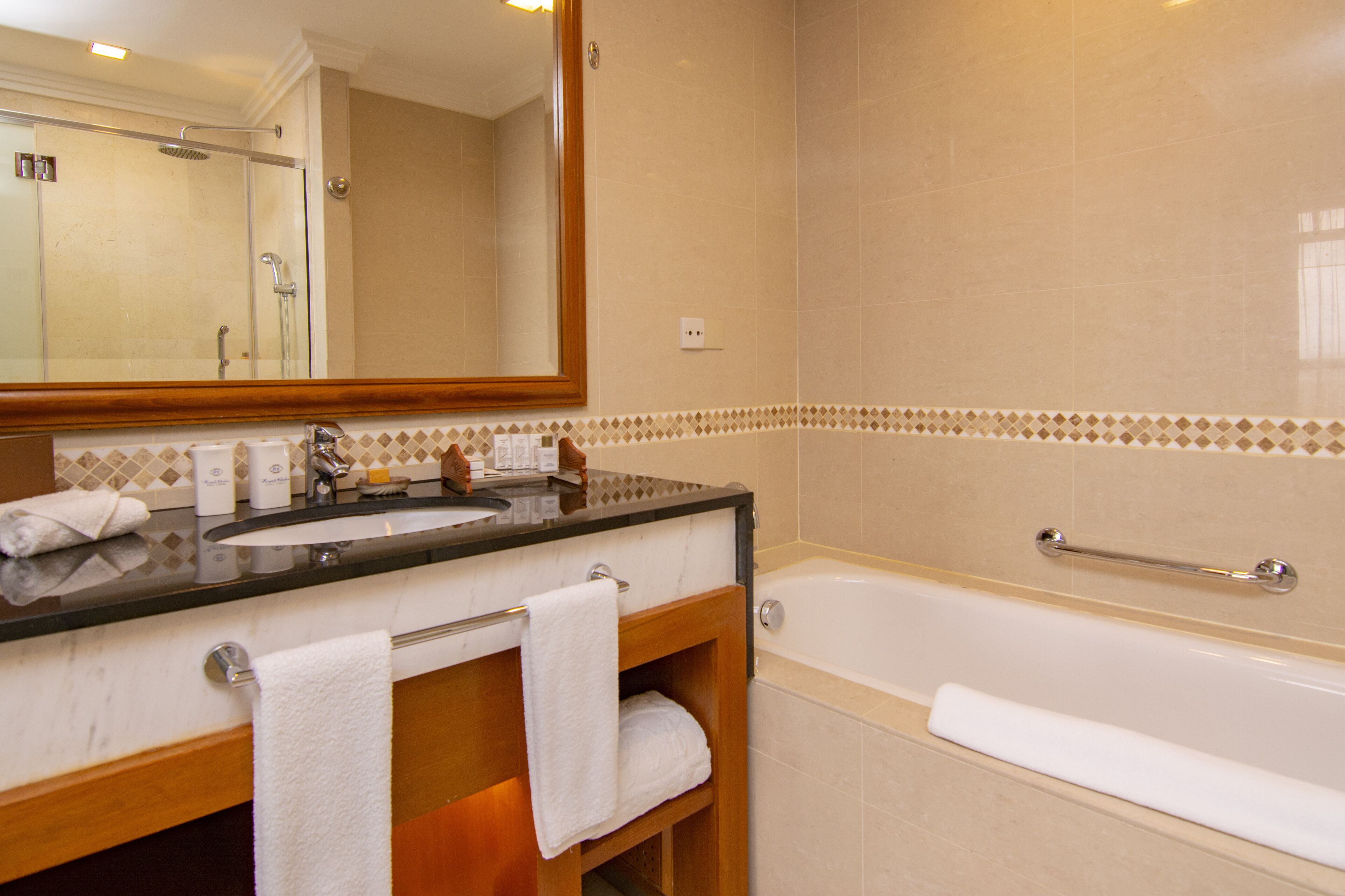 Un baño con lavamanos, espejo y bañera.