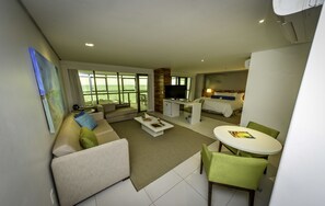 Suite, 1 King-Bett, Balkon, Meerseite | Wohnzimmer | 32-Zoll-LED-Fernseher mit Kabelempfang, Fernseher