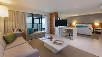 Suite, 1 cama King size, balcón, frente al océano | Minibar, caja de seguridad en la habitación y decoración personalizada