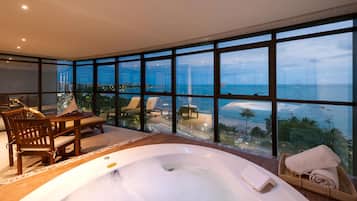 Suite, 1 letto king, non fumatori, balcone (Living Room) | Minibar, una cassaforte in camera, con stile personalizzato