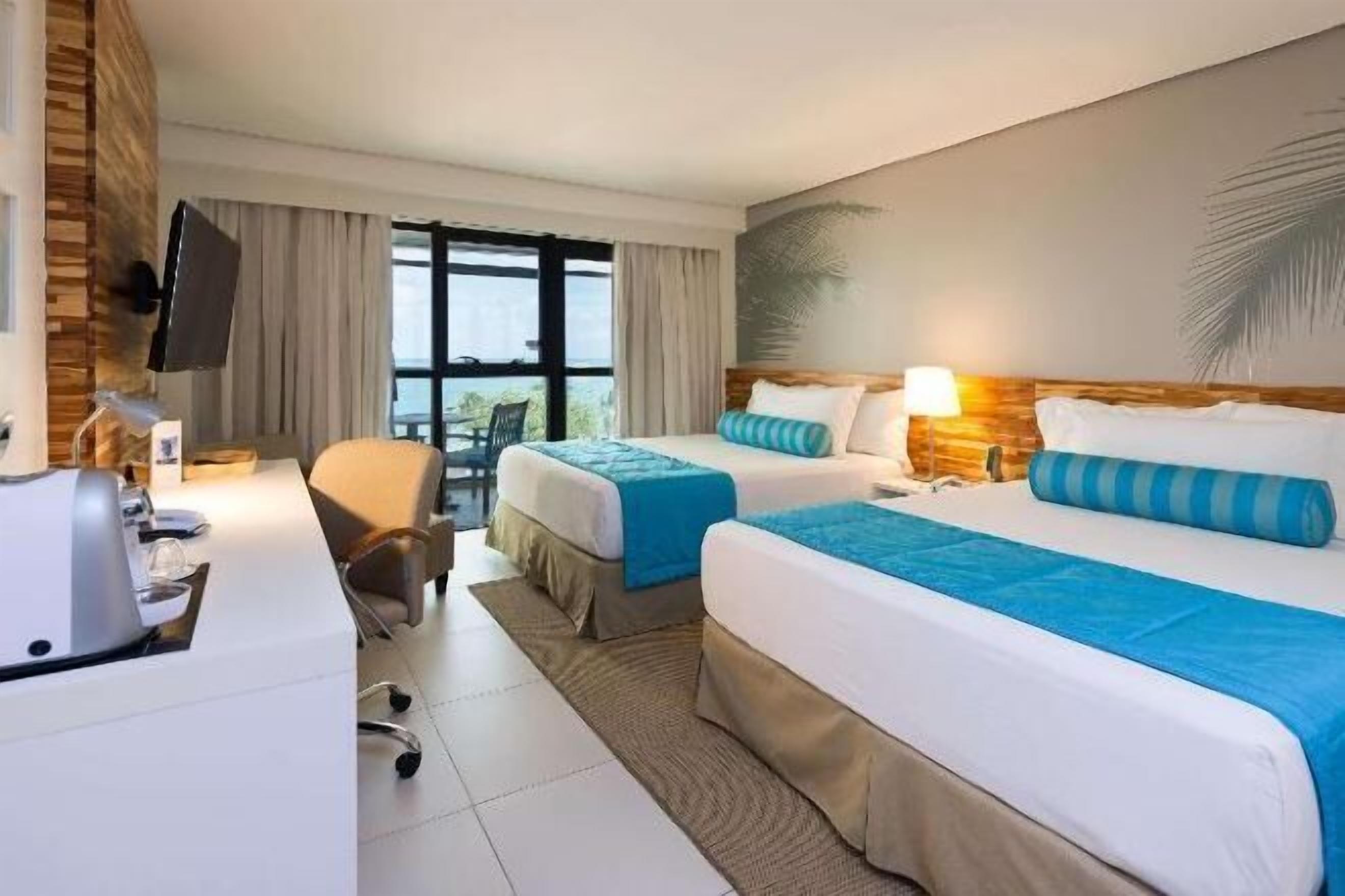 ميني بار وخزنة داخل الغرفة وبديكورات فريدة لكل غرفة وطراز فريد لكل وحدة