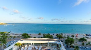 على الشاطئ، رمال بيضاء، مناشف للشاطئ