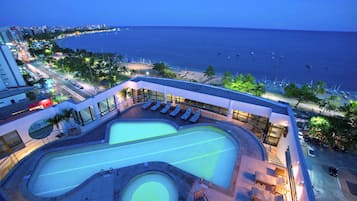 Piscina externa, funciona das 8h às 20h, espreguiçadeiras