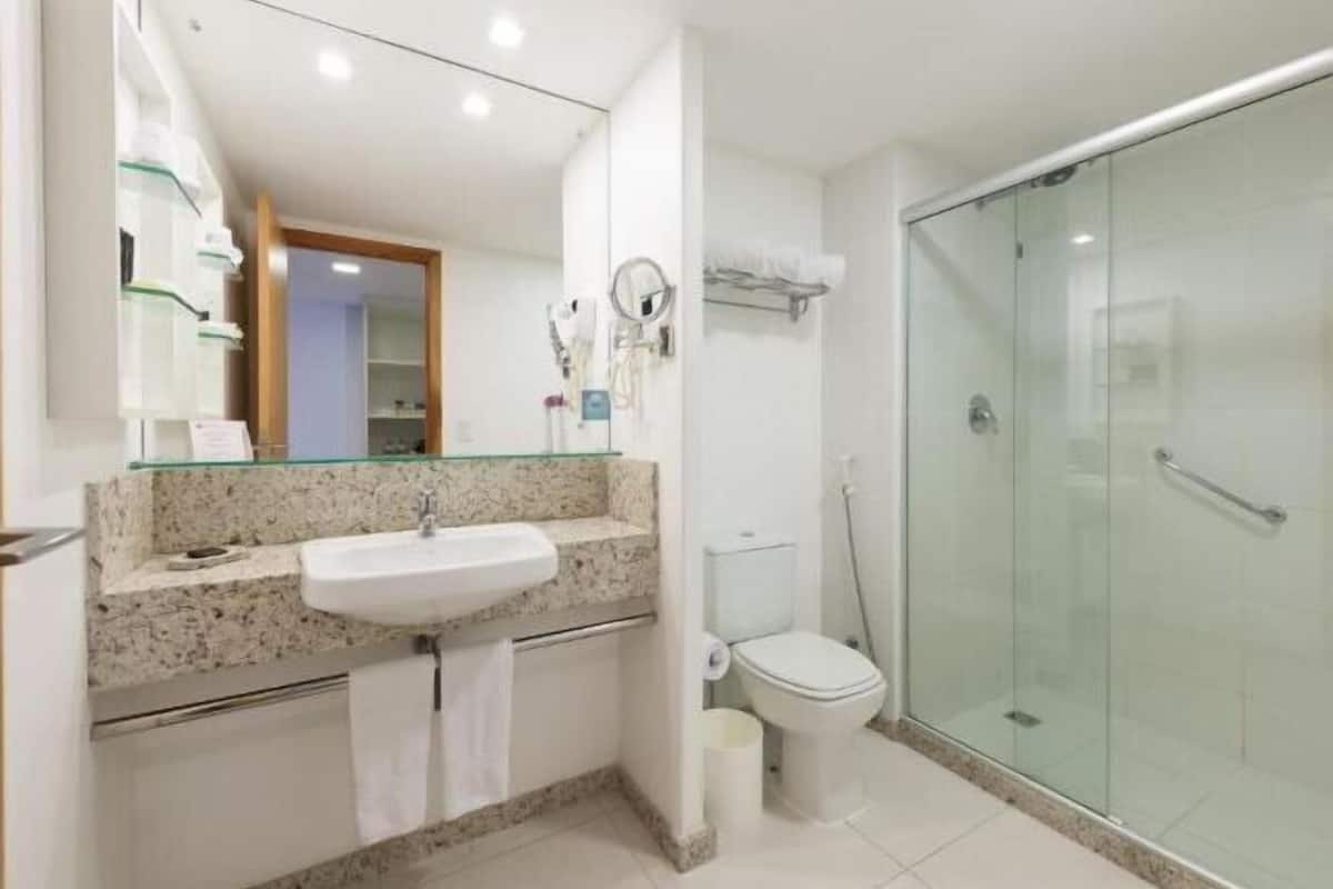 Badezimmer | Dusche, Designer-Toilettenartikel, Haartrockner, Bademäntel