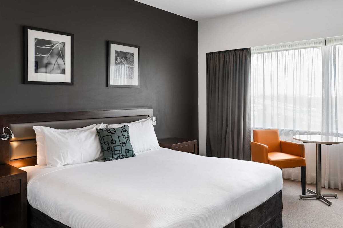 Standard Room, 1 King Bed
