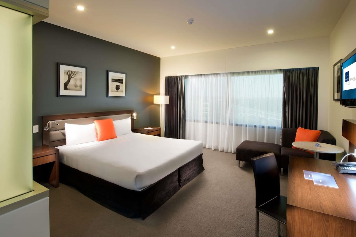 Premier Room, 1 King Bed | Premium bedding, minibar, in-room safe, desk