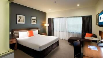 Premier Room, 1 King Bed | Premium bedding, minibar, in-room safe, desk