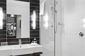 Premier Twin Room, 2 Queen Beds | Bathroom