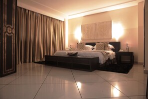 Suite | Minibar, in-room safe, desk, soundproofing - Oak Plaza Hotels - East Airport (Accra)