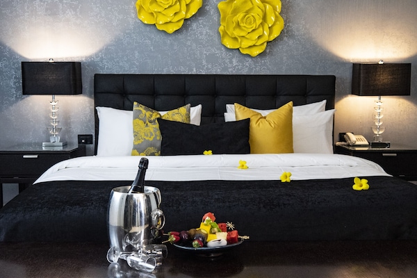Suite | Minibar, brankas, meja kerja, dan kedap suara