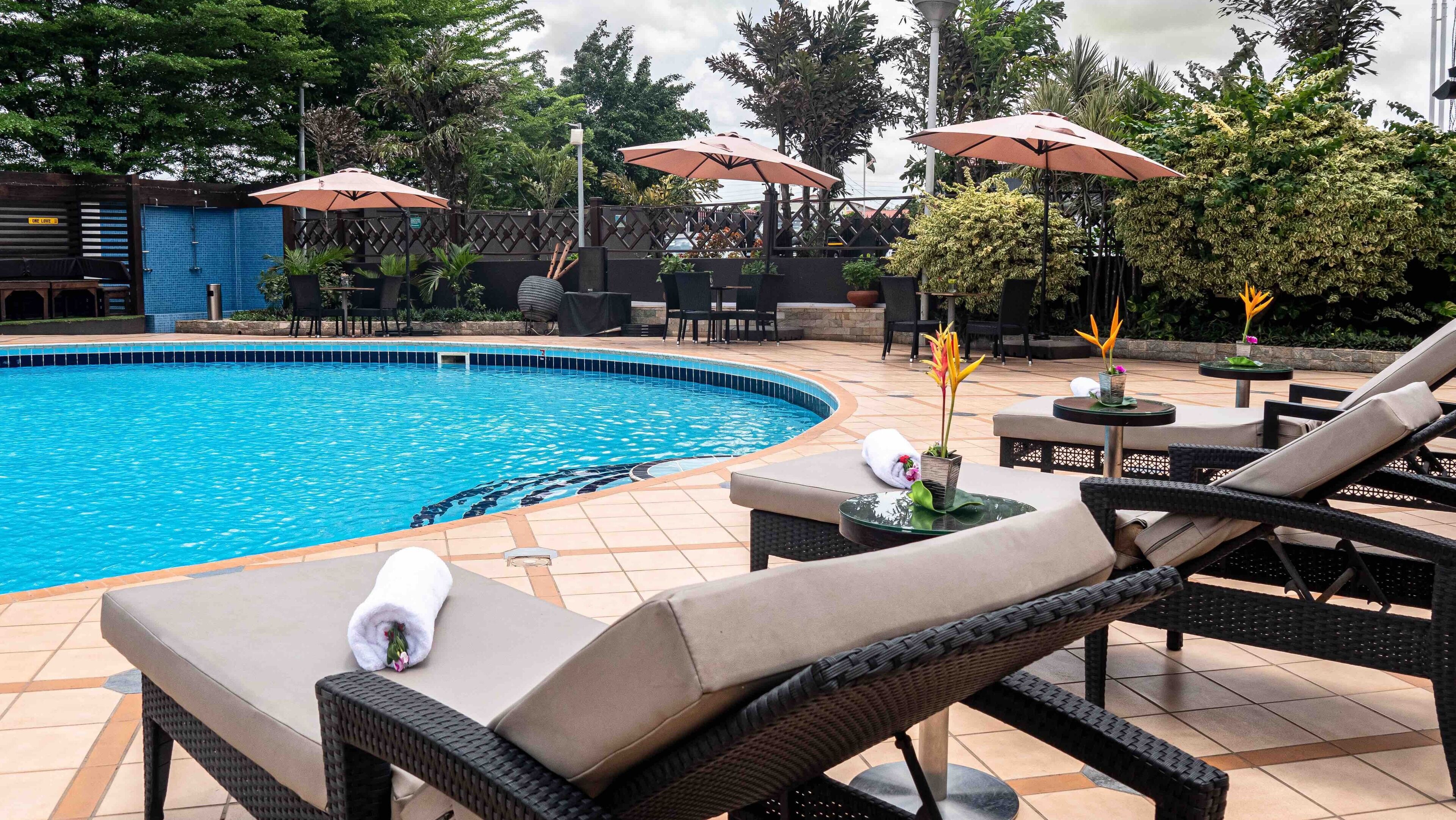 حمّام سباحة خارجي، كبائن مجانية، مظلات على حمّام السباحة