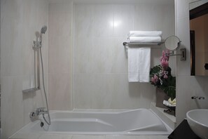 ของใช้ในห้องน้ำระดับพรีเมียม, ไดร์เป่าผม (มีให้บริการตามคำขอ)