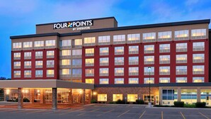 Un hotel de varios pisos con un letrero llamativo que dice 
