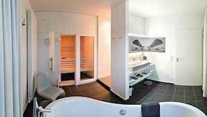 V12 Mercedes Suite | Bathroom | Shower, designer toiletries, hair dryer, bathrobes - V8 Hotel Classic Motorworld Region Stuttgart (Boeblingen)