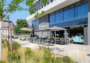 Terrace/patio - V8 Hotel Classic Motorworld Region Stuttgart (Boeblingen)